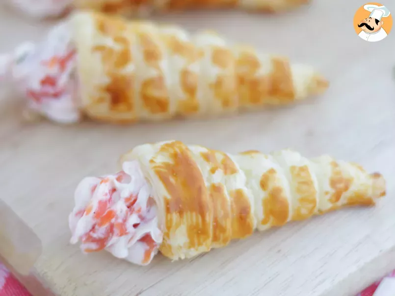 Flaky cones with salmon and cream cheese - Video recipe !