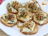 Recipe Roquefort, walnut and honey toasts