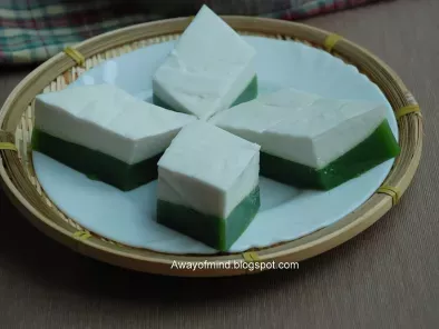 Kuih Talam (steamed coconut pudding)