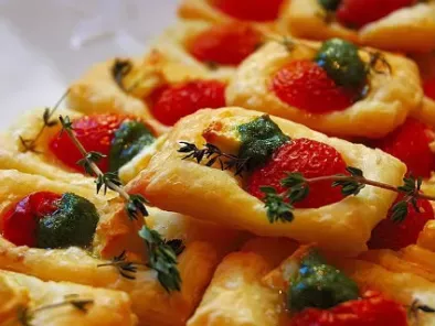 Puff pastry bites with tomato, cheese and Pesto!