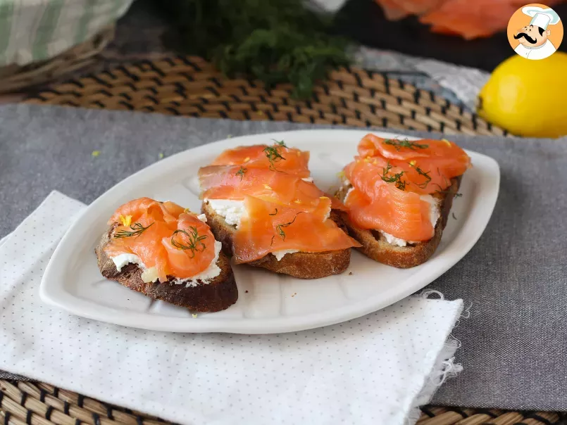 Toasts with smoked salmon and goatcheese